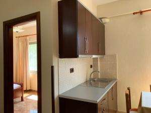 Kuchyň nebo kuchyňský kout v ubytování The First Hotel Saranda