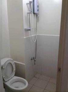 een badkamer met een toilet en een telefoon aan de muur bij Urban Deca Tower EIMYS PLACE 3 in Manilla