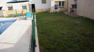 a garden with a fence next to a swimming pool at Cuencaloft Casa Rural Lagunas de Arcas in Arcas