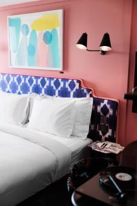 une chambre d'hôtel avec un lit, une table et une lampe dans l'établissement The Dean Galway, à Galway
