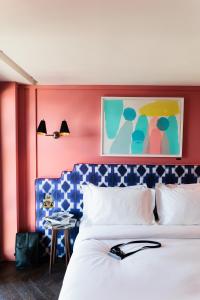 ゴールウェイにあるThe Dean Galwayのベッドルーム1室(青と白のヘッドボード付きのベッド1台付)