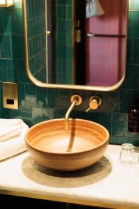 een wastafel in een badkamer met een kraan bij The Dean Galway in Galway