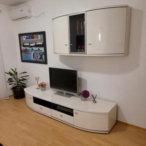 TV i/ili multimedijalni sistem u objektu Apartman Bella