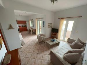 sala de estar con sofá y mesa en Coastal Charm-Getaway to Artichoke's Seaside Oasis en Xerokampos