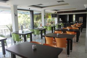 Restavracija oz. druge možnosti za prehrano v nastanitvi PrimeBiz Hotel Karawang