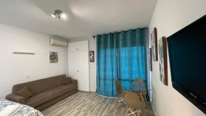 Telewizja i/lub zestaw kina domowego w obiekcie estudio con vista al mar 19