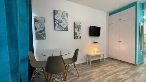 Telewizja i/lub zestaw kina domowego w obiekcie estudio con vista al mar 19