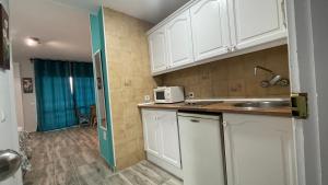 Kuchnia lub aneks kuchenny w obiekcie estudio con vista al mar 19