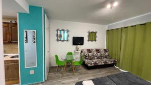 Telewizja i/lub zestaw kina domowego w obiekcie estudio con vista al mar 19