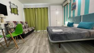 Łóżko lub łóżka w pokoju w obiekcie estudio con vista al mar 19