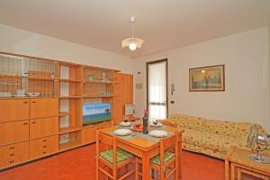 ein Wohnzimmer mit einem Tisch und einem Sofa in der Unterkunft Lina's Apartment - Gardagate in Moniga