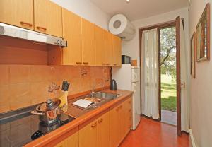 eine Küche mit einer Spüle und einer Arbeitsplatte in der Unterkunft Lina's Apartment - Gardagate in Moniga