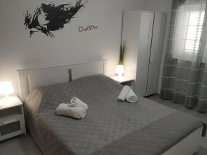 Llit o llits en una habitació de Memory Box Apartman - Šibenik