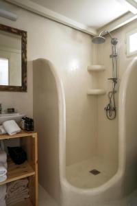 uma casa de banho com uma banheira e um lavatório em Exi Sea Side Suites em Perissa