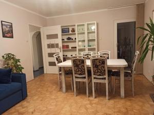a dining room with a table and chairs at Apartament za rogiem Papierni in Duszniki Zdrój