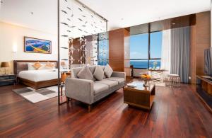 Posezení v ubytování Grand Tourane Hotel Da Nang + 37 fotografií
