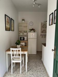 una piccola cucina con tavolo e frigorifero di Vivienda Vacacional Juliana a Valle Gran Rey