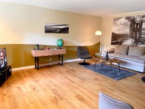 ein Wohnzimmer mit einem Sofa und einem Tisch in der Unterkunft Ferienwohnung Fröschenpuhl NEU in Traben-Trarbach
