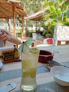 een drankje zittend op een tafel bij Red Monkeys Hostel in Arambol