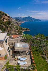 - une vue aérienne sur une maison avec vue sur l'océan dans l'établissement La Sciuscella, à Conca dei Marini