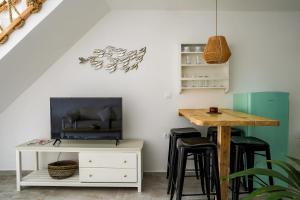 TV a/nebo společenská místnost v ubytování Exi Sea Side Suites