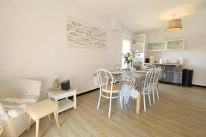 a dining room and kitchen with a table and chairs at Une grande maison pour 10 proche de la mer in Saint-Gilles-Croix-de-Vie