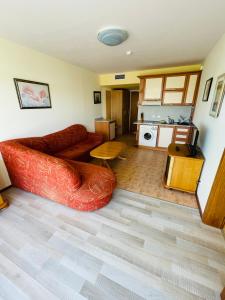 ein Wohnzimmer mit Sofa und Tisch in der Unterkunft Kaya Apartments in Sonnenstrand