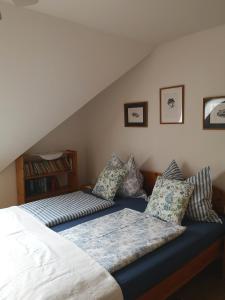 Un pat sau paturi într-o cameră la Weingut Albert, Familie Cramer