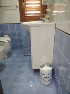 un bagno con lavandino e WC di Poggio del Sole a Letoianni