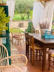 Une table et des chaises en bois sont disponibles sur la terrasse. dans l'établissement Relais Valpolicella B&B, à Marano di Valpolicella