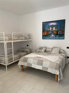 sypialnia z łóżkiem piętrowym w obiekcie Panoramic 3 w mieście Provatas