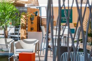 a restaurant with chairs and tables and plants at Mercure Toulouse Centre Saint-Georges in Toulouse