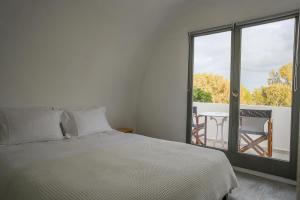 Postel nebo postele na pokoji v ubytování Exi Sea Side Suites