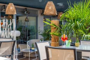 a patio with a table and chairs and plants at Mercure Toulouse Centre Saint-Georges in Toulouse +37 photos