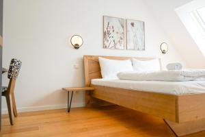 a bedroom with a bed with a wooden headboard at Nadland Apartments B61 in Vienna