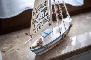 a model of a boat sitting on a table at Zielone Miejsce - w otoczeniu natury, z balią z jacuzzi opalaną drewnem in Karwia +33 photos