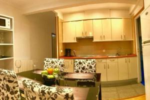 Kuchyňa alebo kuchynka v ubytovaní Apartamento junto a la playa de gros ESS02373