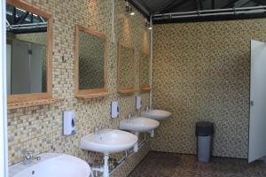A bathroom at Öko Kemping és Glamping Tiszadada Még 21 kép
