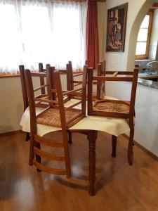un grupo de sillas sentadas alrededor de una mesa en Imseng, en Wiler