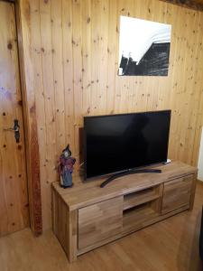 uma televisão de ecrã plano em cima de um armário de madeira em Imseng em Wiler
