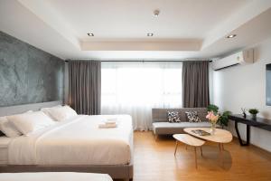 A bed or beds in a room at โรงแรมอินฟินิทเกษตร