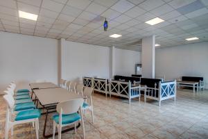 a dining room with tables and chairs in a room at مراسي الأحلام لبيوت العطلات in Al Lith +112 photos