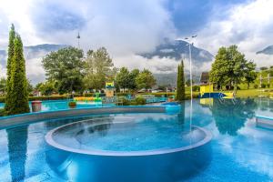 Bazén v ubytování Chalets & Glamping Nassfeld by ALPS RESORTS nebo v jeho okolí + 103 fotografií