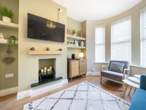 Μια τηλεόραση ή/και κέντρο ψυχαγωγίας στο Amazing 2BR Townhouse in Fab District - Queens Uni - Pass the Keys