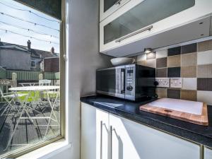 Η κουζίνα ή μικρή κουζίνα στο Amazing 2BR Townhouse in Fab District - Queens Uni - Pass the Keys