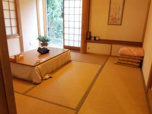sala de estar con mesa y ventana en 春日ハウス KasugaHouse en Tsukuba