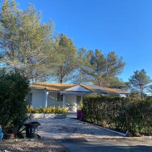 Afbeelding uit fotogalerij van Bungalow de luxe de 60m2 dans camping 5 étoiles in Puget-sur Argens