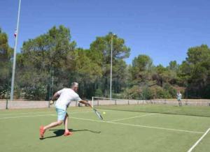 Tenis a/nebo squash v ubytování Bungalow de luxe de 60m2 dans camping 5 étoiles nebo okolí