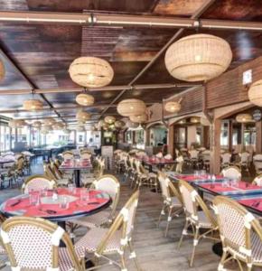 Restaurace v ubytování Bungalow de luxe de 60m2 dans camping 5 étoiles