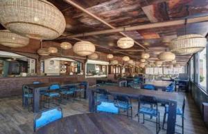 Restaurace v ubytování Bungalow de luxe de 60m2 dans camping 5 étoiles